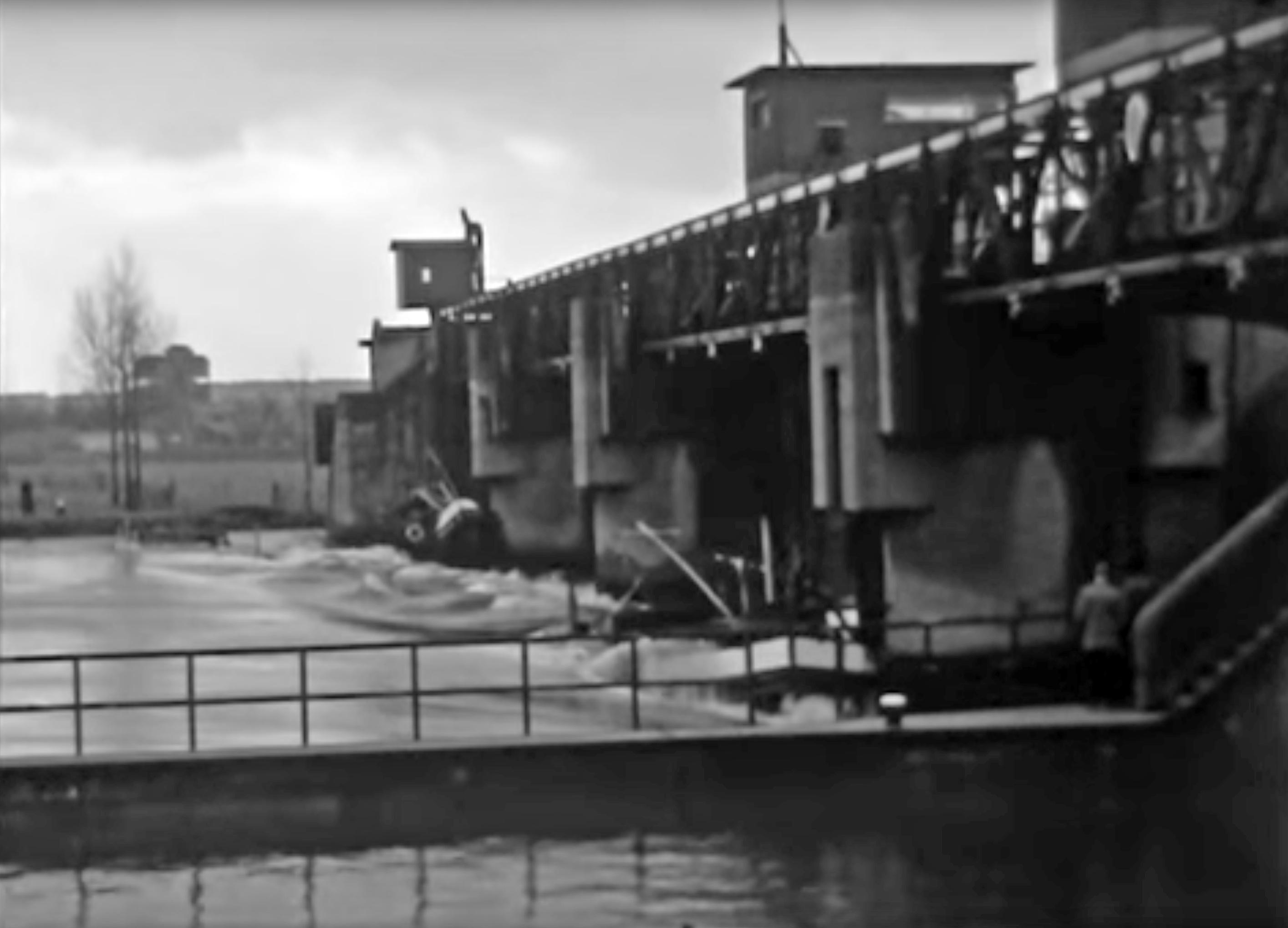 Sleepschip dwars voor stuw Borgharen