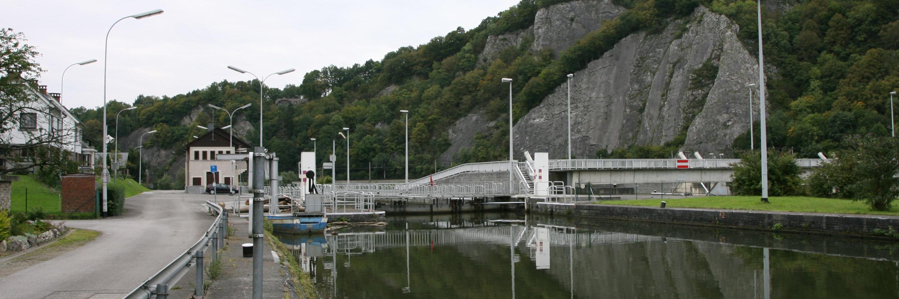 Bovendeur sluis Hun beschadigd.